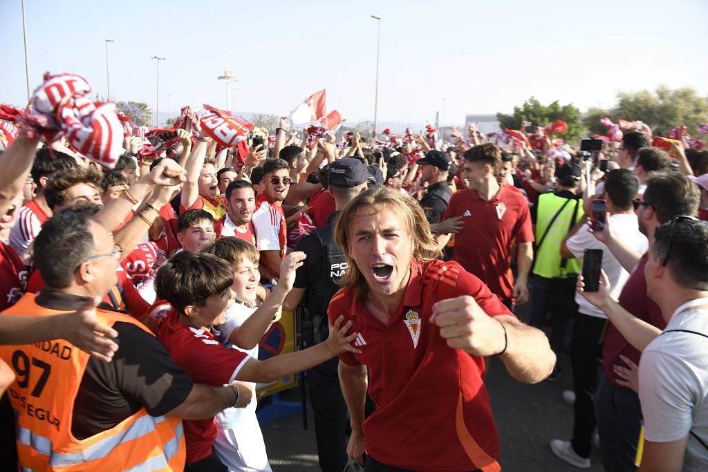 Recibimiento de la afición al Real Murcia antes del partido ante el Nástic
