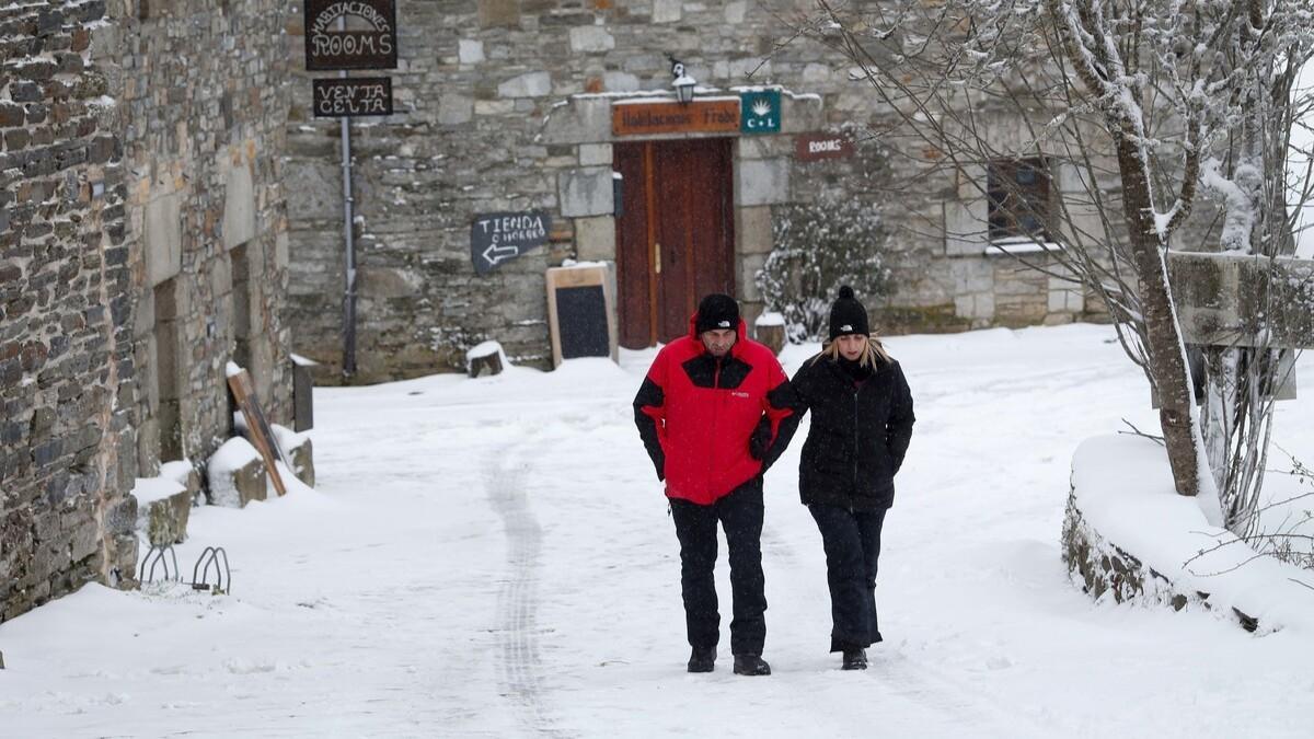 Una pareja camina por Pedrafita do Cebreiro el domingo pasado