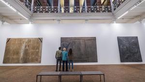 Las tres piezas de gran formato que Antoni Tàpies presentó en la Documenta de 1964 vuelven a lucir juntas. 