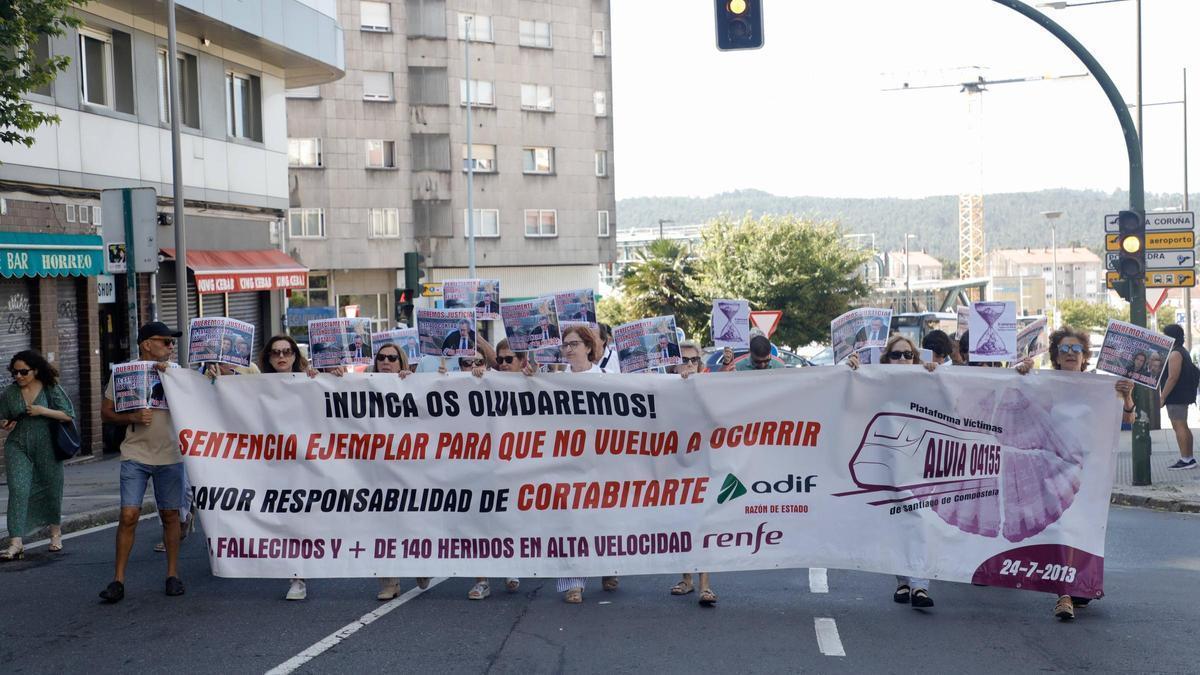 Marcha de protesta de las víctimas del Alvia hasta la Praza do Obradoiro.