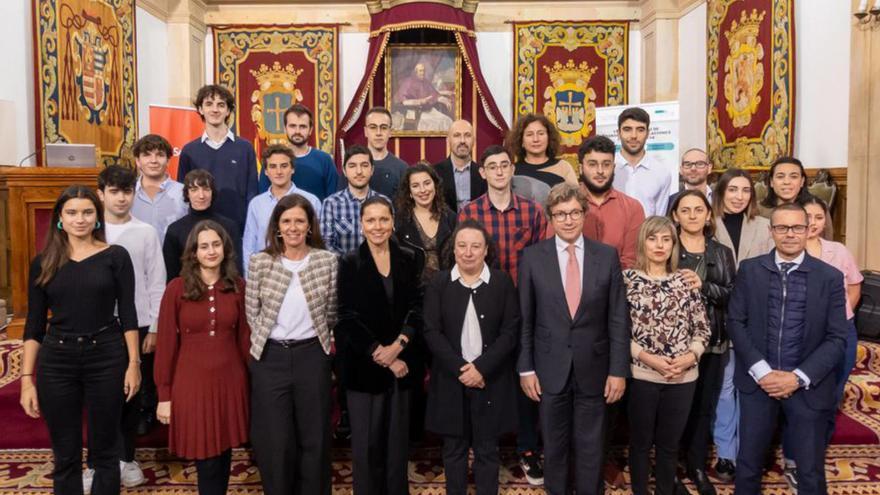 Los galardonados, junto a la vicerrectora de Relaciones con la Empresa, Begoña Cueto; la directora de área de Empleabilidad y Emprendimiento, Ana Suárez; y el director comercial Cantabria-Asturias de Banco Santander, Francisco Artime.