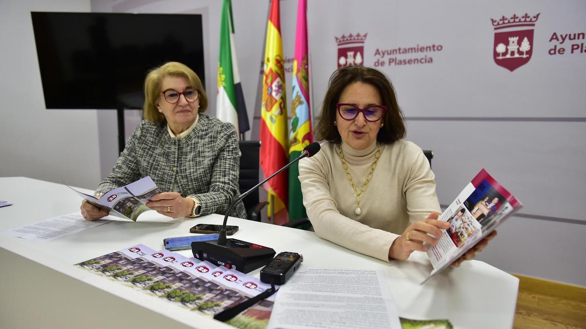 La edil de Cultura (izquierda) y la directora de la universidad popular de Plasencia.