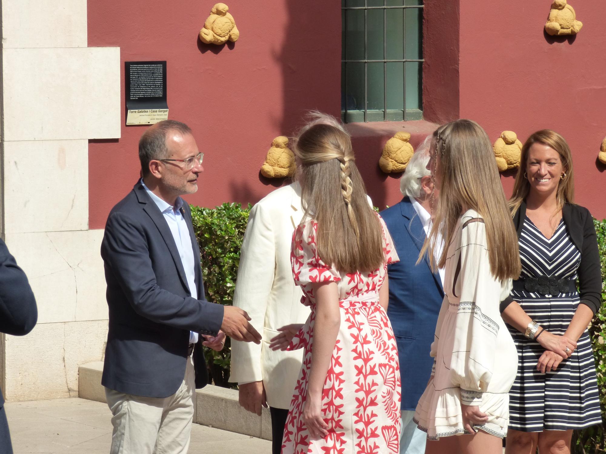 La princesa Elionor i la infanta Sofia rebudes a Figueres amb manifestants favorables i contraris