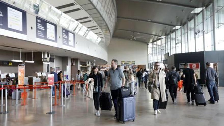 Pasajeros en el aeropuerto de Manises.