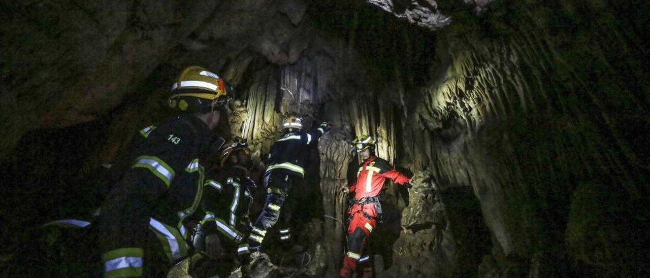 Arriesgado simulacro de rescate en una cueva de Beniarbeig