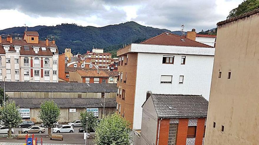 Derrumbe del tejado de un edificio en Sama