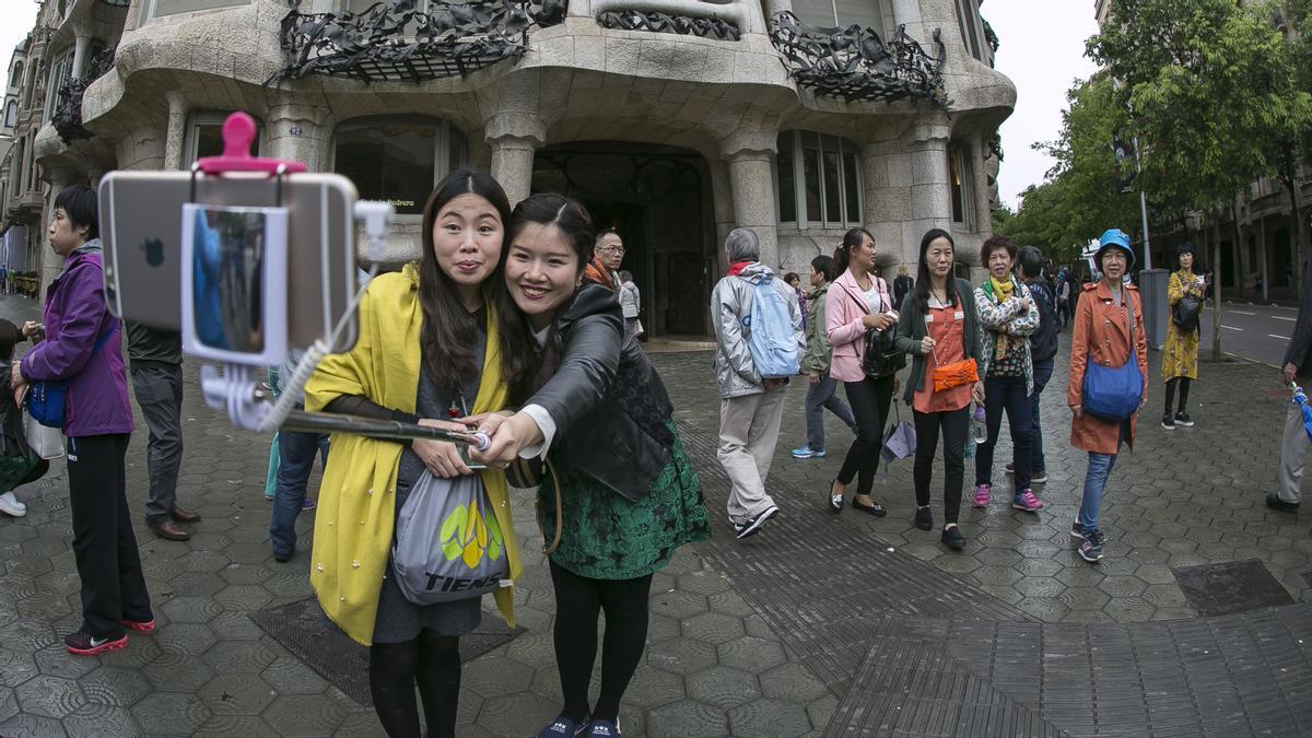 Turistas asiáticos en Barcelona, en una imagen de archivo.