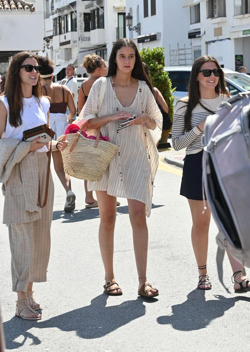 Victoria Federica, con caftán y sandalias de tipo Birtenstock