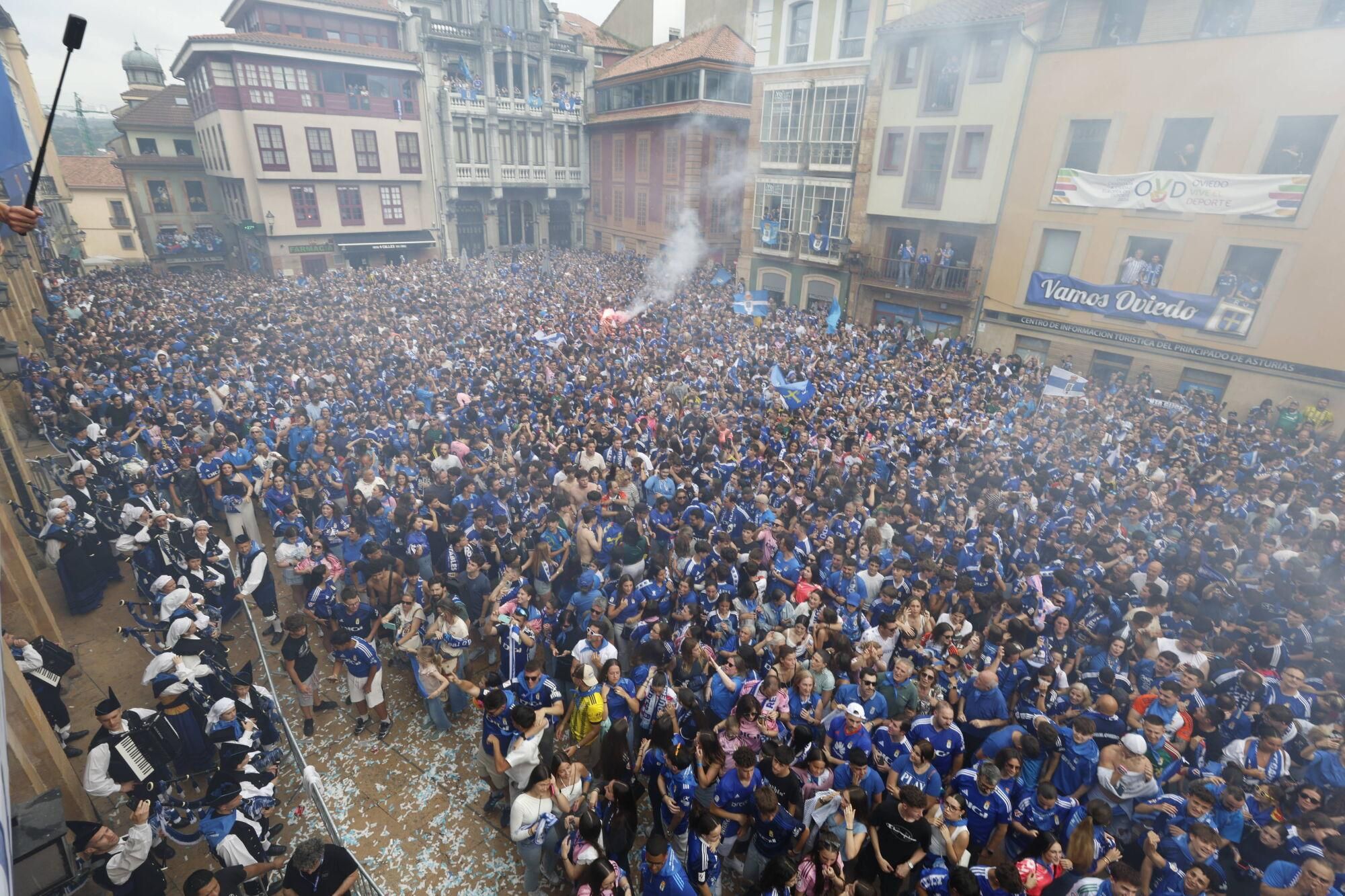 Locura azul en las calles de Oviedo para celebrar el ascenso del equipo a Primera División
