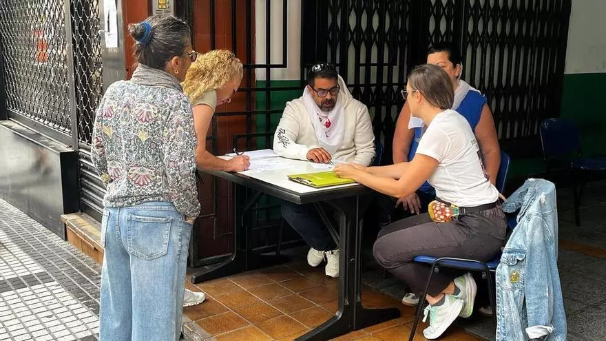 Recogida de firmas un mes después de la muerte del empresario Vicente Reyes, apuñalado en Schamann