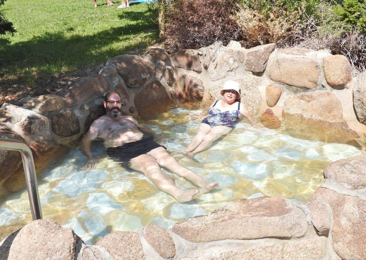 Dos bañistas, ayer, combatiendo el calor en Outariz. | // F.CASANOVA