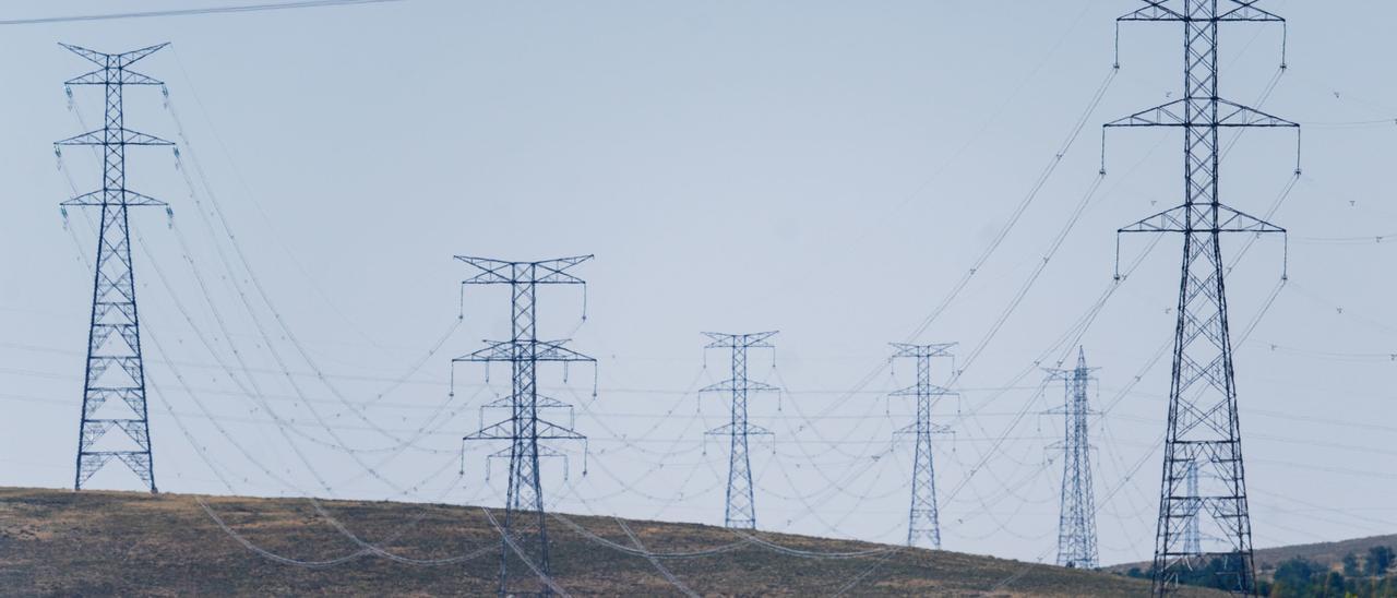 El precio de la luz y los carburantes compromete el verano de los españoles