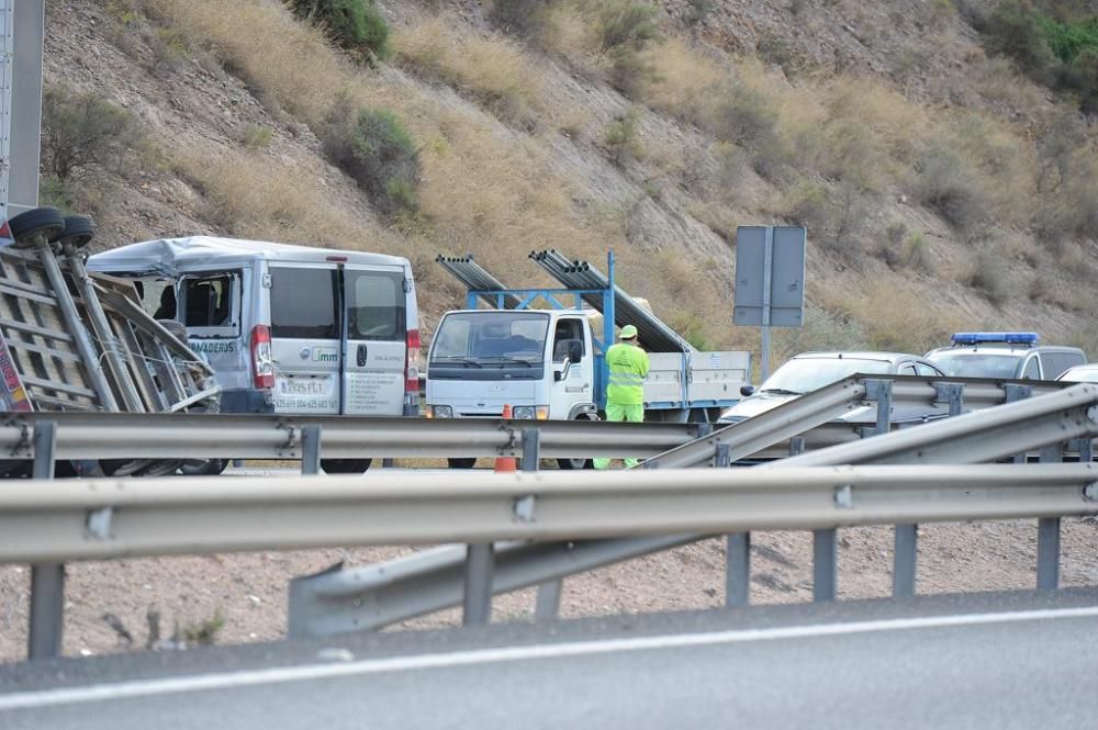 Atascos kilométricos tras el accidente de una furgoneta en la A7