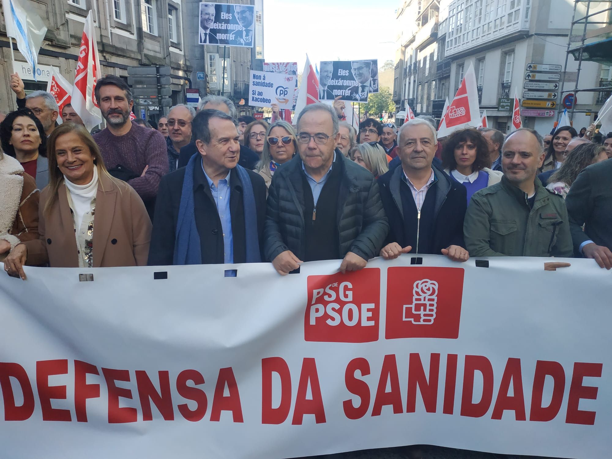 Pancartas arriba por una sanidad pública a la altura de los gallegos
