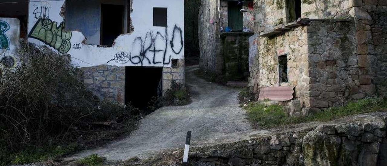 La aldea de Barxelas, a solo 6 kilómetros de la capital de As Burgas, lleva años abandonada. // Brais Lorenzo