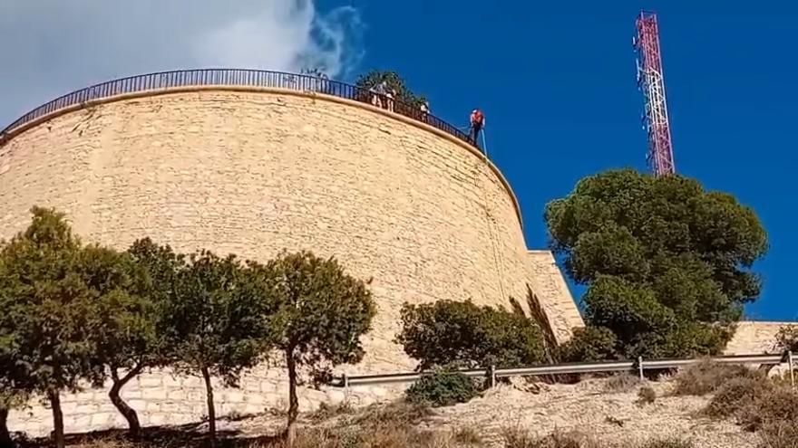 El castillo de San Fernando utilizado por escaladores para practicar la disciplina