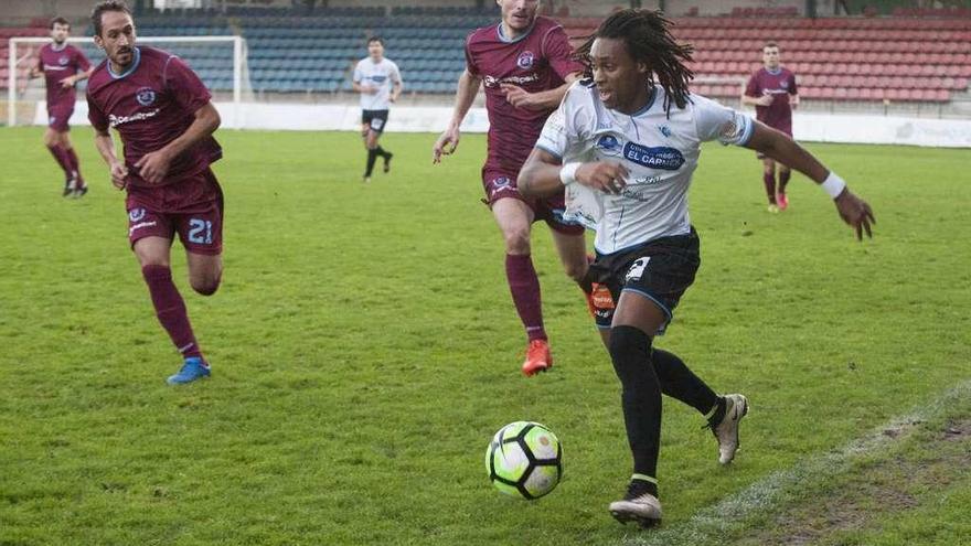 Andersson controla un balón ante dos defensores del Nogueira de Ramuín. // Brais Lorenzo