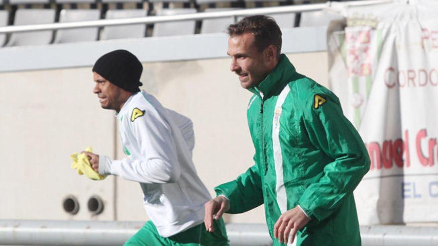 Xisco Jiménez, durante el entrenamiento del Córdoba esta mañana.