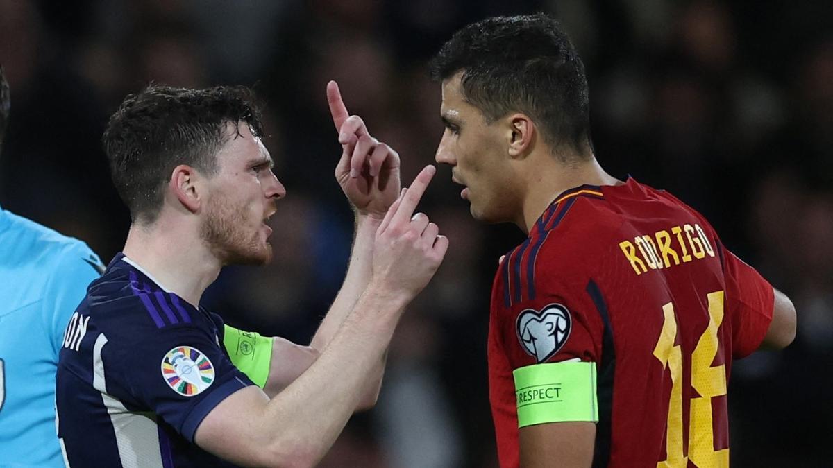 Robertson y Rodri discuten durante el Escocia-España en Glasgow.