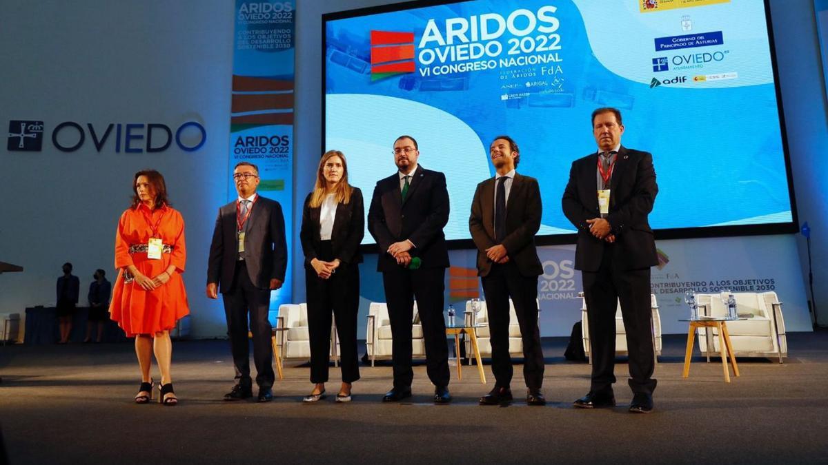 Por la izquierda, Ana Barella, Ramón Ruberte, Sara Aagesen, Adrián Barbón, Nacho Cuesta y César Luaces, ayer, durante la inauguración del VI Congreso Nacional de Áridos. | A. Á.