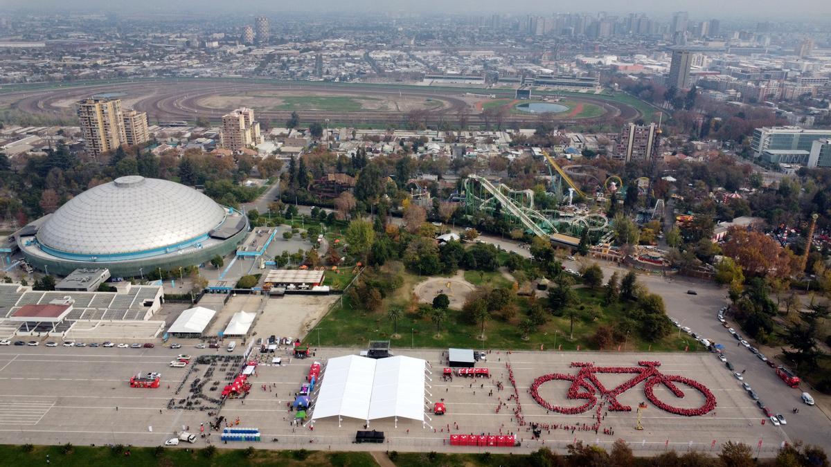 Chile forma la bicicleta humana más grande del mundo