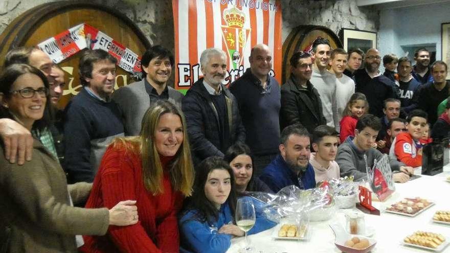 Lod, Mariño y el canterano Matheus, en Llanes con la peña El Pericote