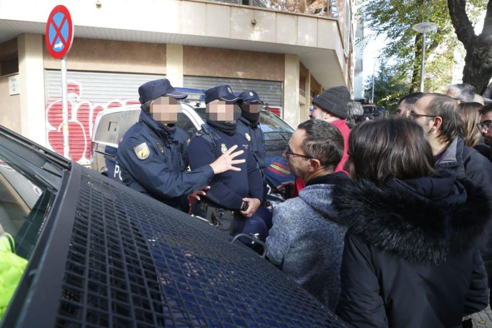 Protestas por el desahucio de un menor con discapacidad en Palma