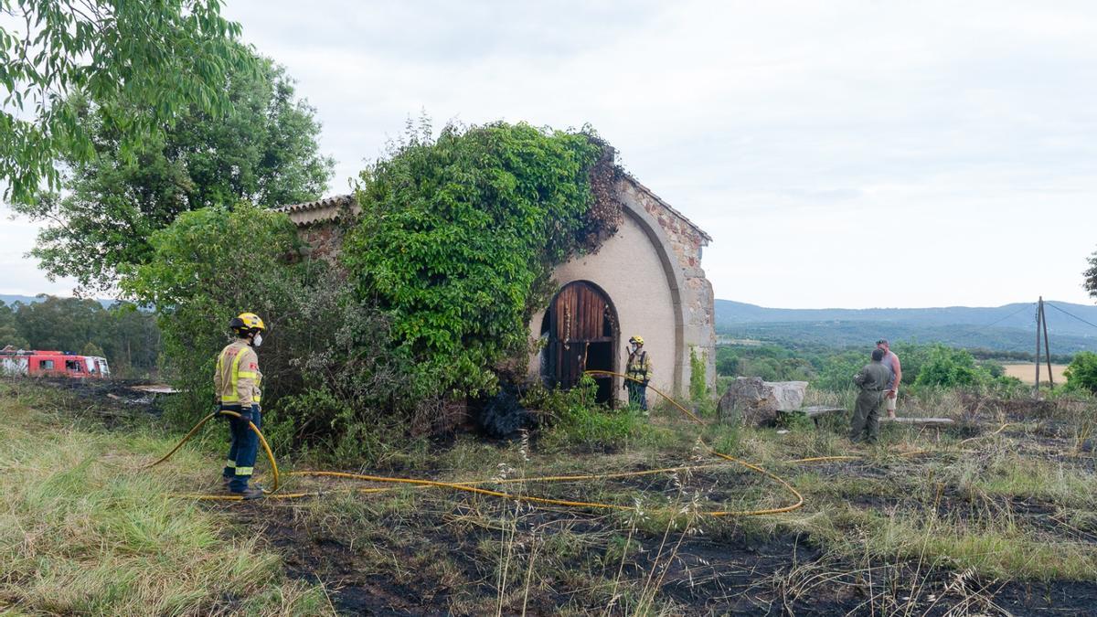 Un incendi crema l&#039;ermita de Can Nadal de Llagostera