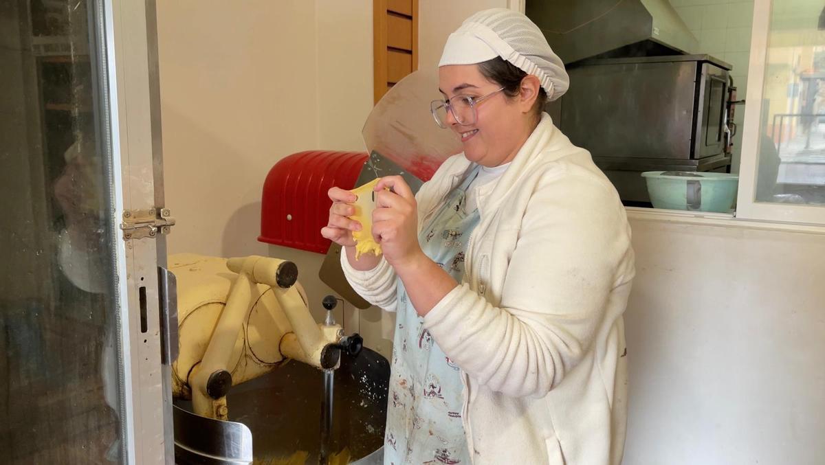 Una trabajadora de la pastelería San San Cipriano (Badajoz) elabora un roscón.