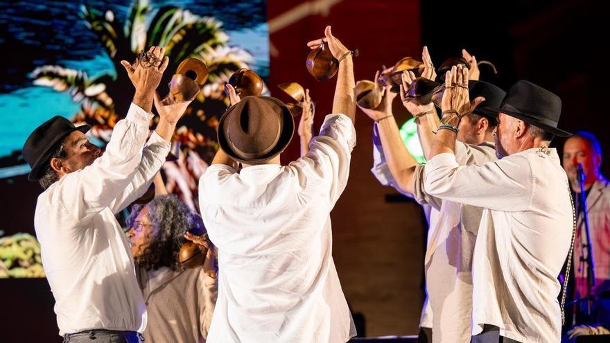 Ni un concierto cualquiera ni solo folclore: Gáldar convierte la Plaza de Santiago en una gran fiesta canaria