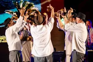 Gáldar convierte la Plaza de Santiago en una gran fiesta canaria