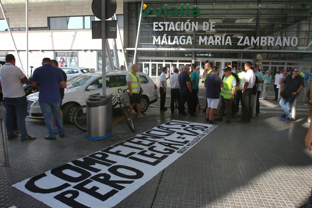 Más de 400 taxis se manifiestan para pedir mayor control de los VTC