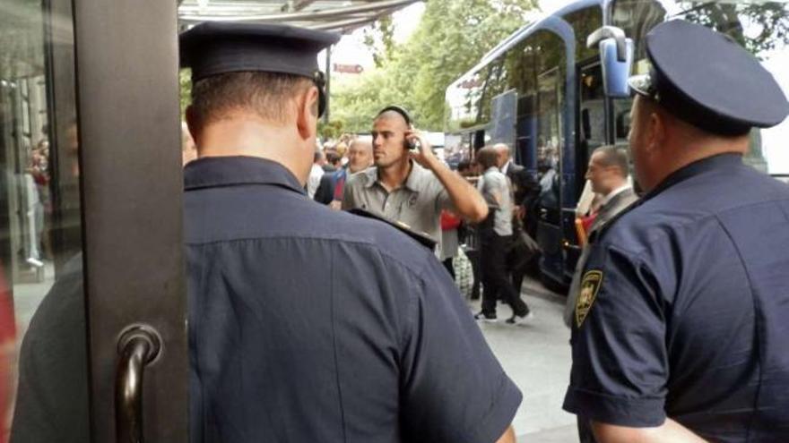 Víctor Valdés, en el centro, a la llegada de la selección española al hotel de concentración en Tiflis. / efe / bernardo suárez