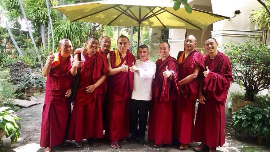 El chef Miguel Sierra, en el centro, con unos monjes budistas en Cuernavaca (México).