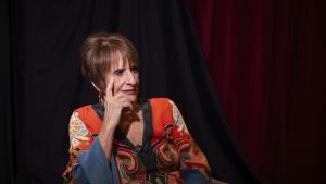 Patti Lupone, sentada en una butaca del Teatro del Soho-CaixaBank