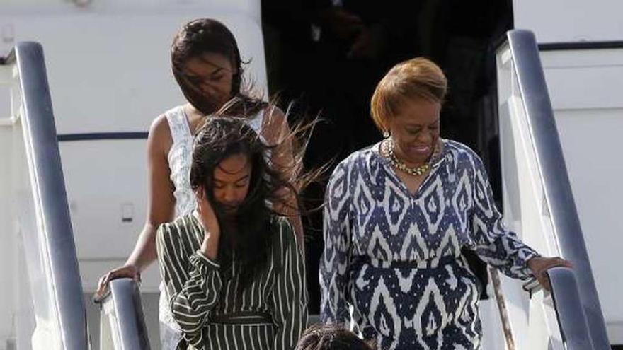 Michelle, junto a sus hijas y su madre, a su llegada.