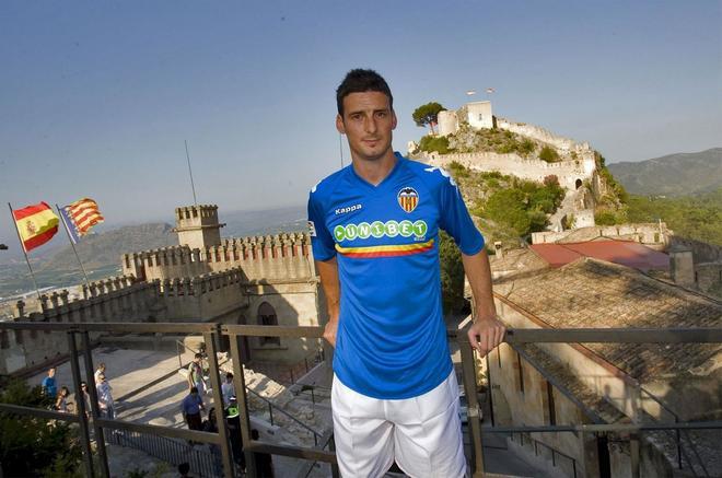 Aritz Aduriz posa durante su presentación como jugador del Valencia en 2010