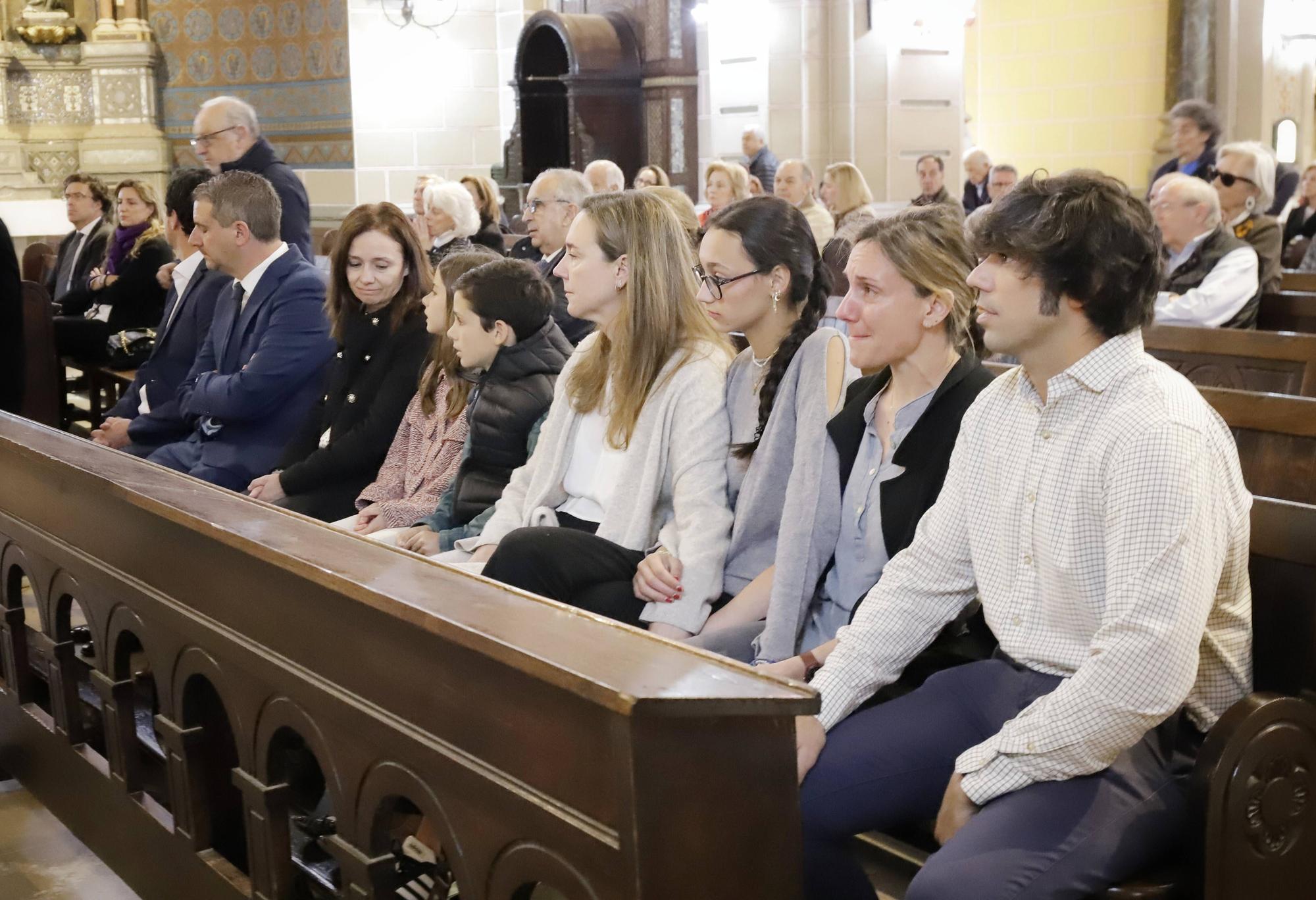 Sentida despedida a Anselmo López Acha, recibido en la iglesia con el himno del Oviedo
