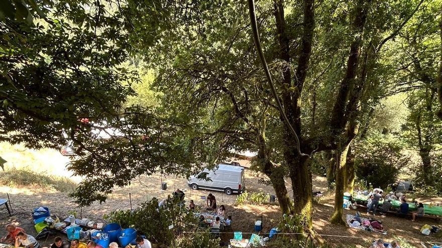 Música tradicional y gastronomía en la XII Romaría da Fervenza en Escuadro