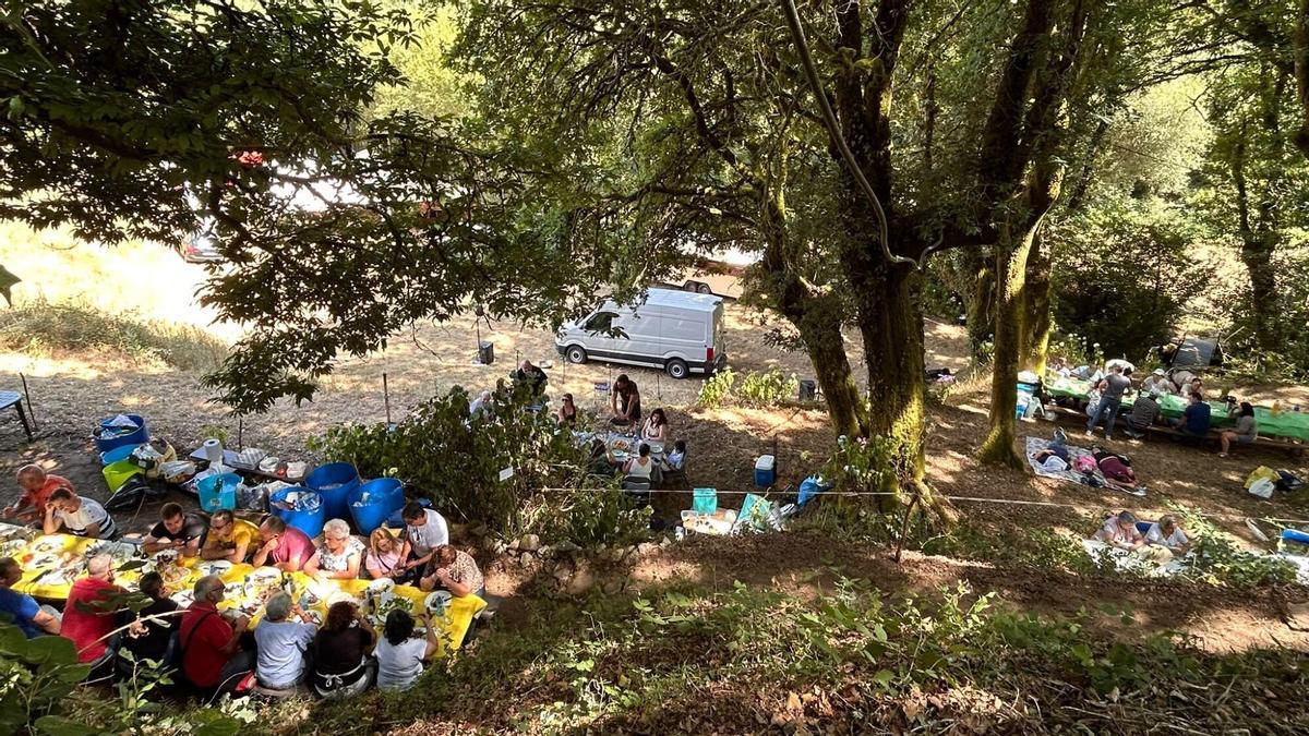 Asistentes a la XII Romaría da Fervenza en Escuadro.