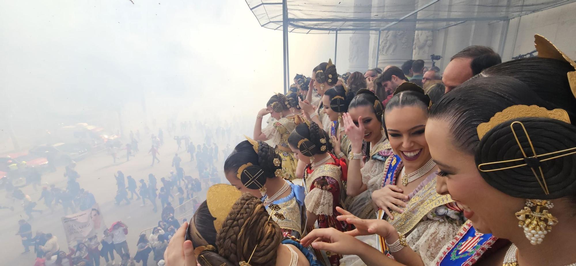 Las falleras tambien tuvieron blanco humo