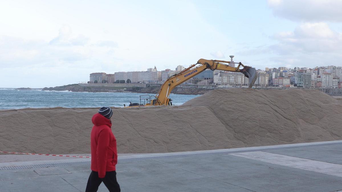 Máquina excavadora reconstruye la duna de Riazor en febrero pasado.