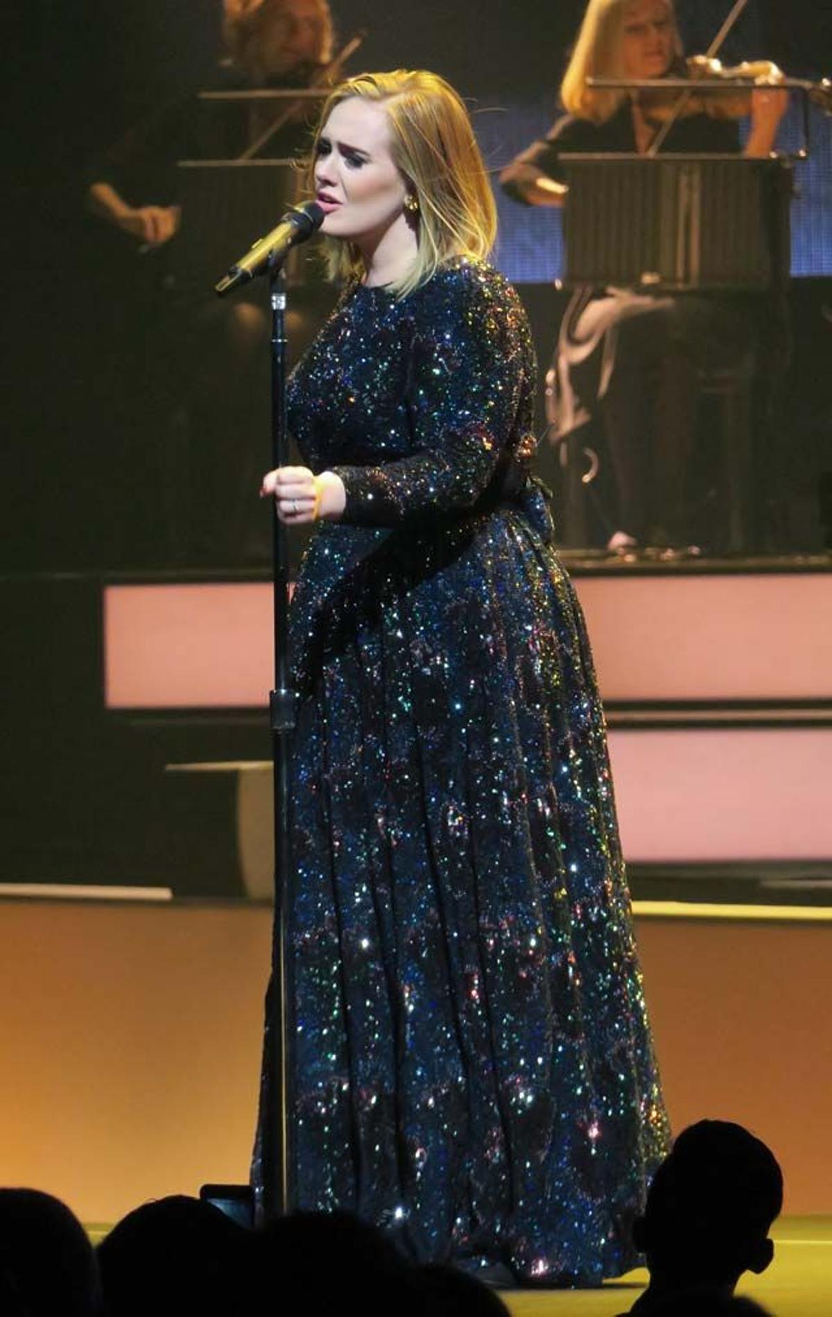 Adele durante su concierto en Los Ángeles.