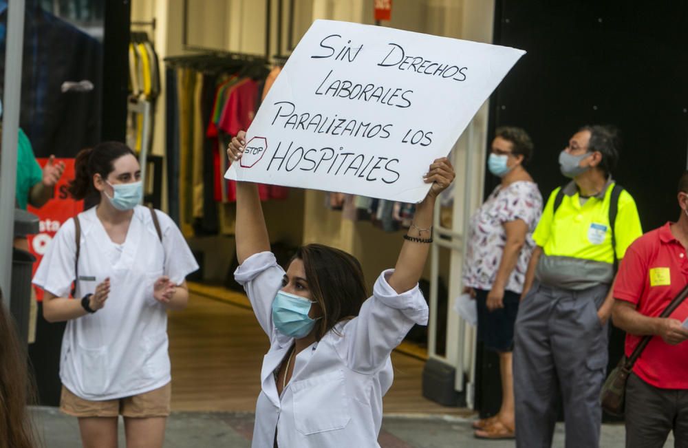 Los médicos residentes echan en cara a la consellera Barceló que Madrid ya ha llegado a un acuerdo y ha dado fin a la huelga.