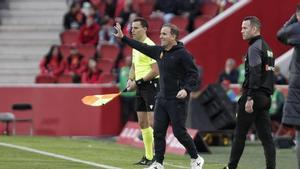 Arasate da indicaciones a sus jugadores durante el partido ante el Elche.
