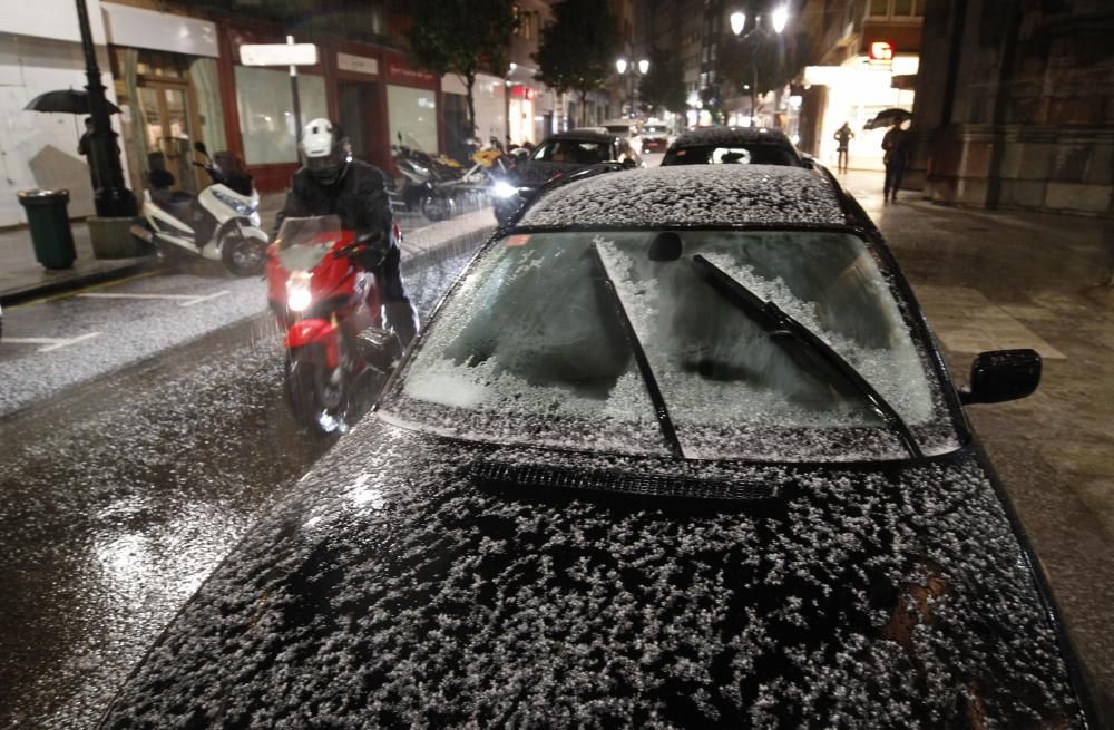 Granizada en el centro de Oviedo