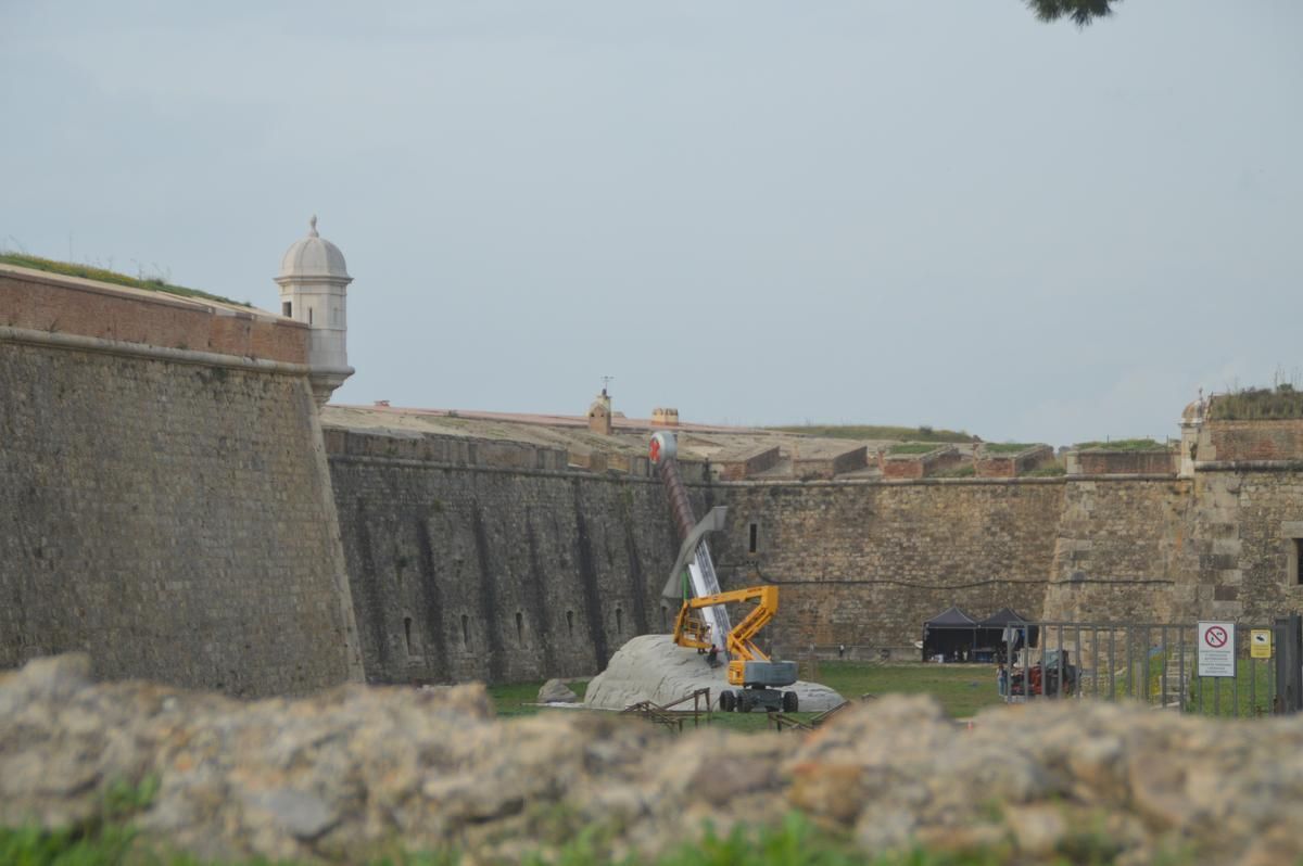 La comparativa amb els murs de la fortalesa i els tècnics mostra la grandària del decorat.