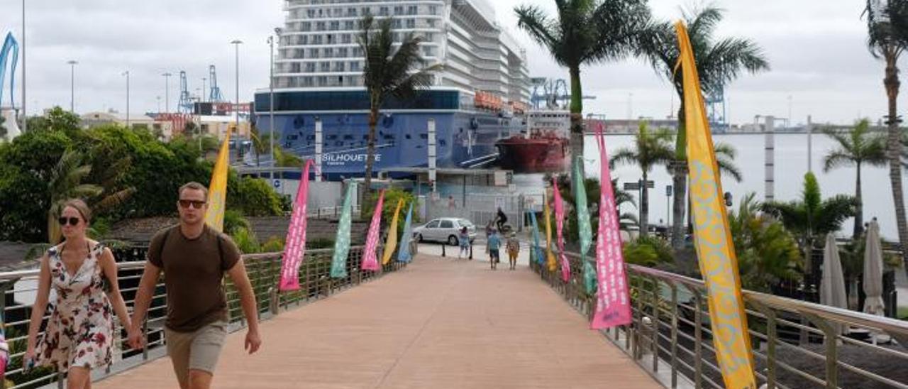 El crucero Celebrity Silhoutte al fondo, junto a la pasarela que da acceso al centro comercial El Muelle. | | JOSE CARLOS GUERRA
