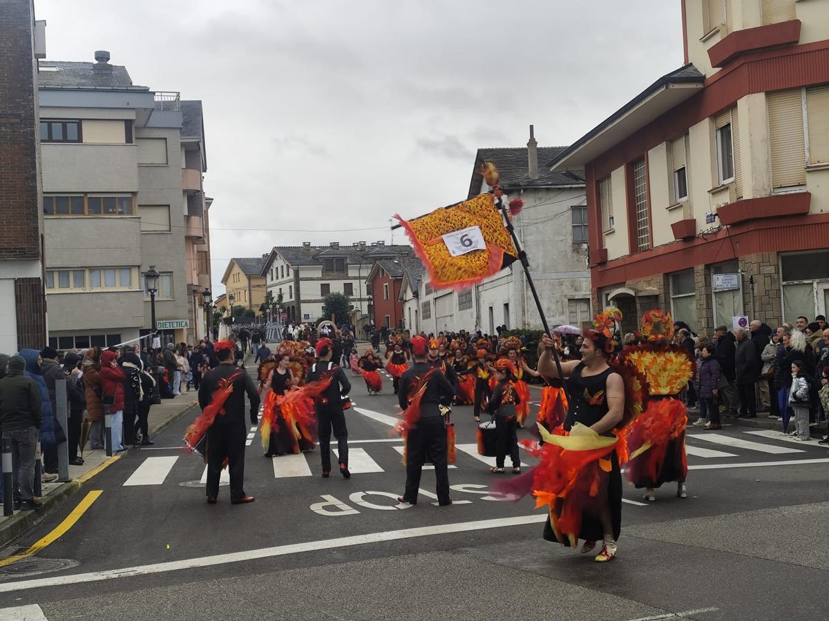 El carnaval de Tapia resiste a pesar de la lluvia