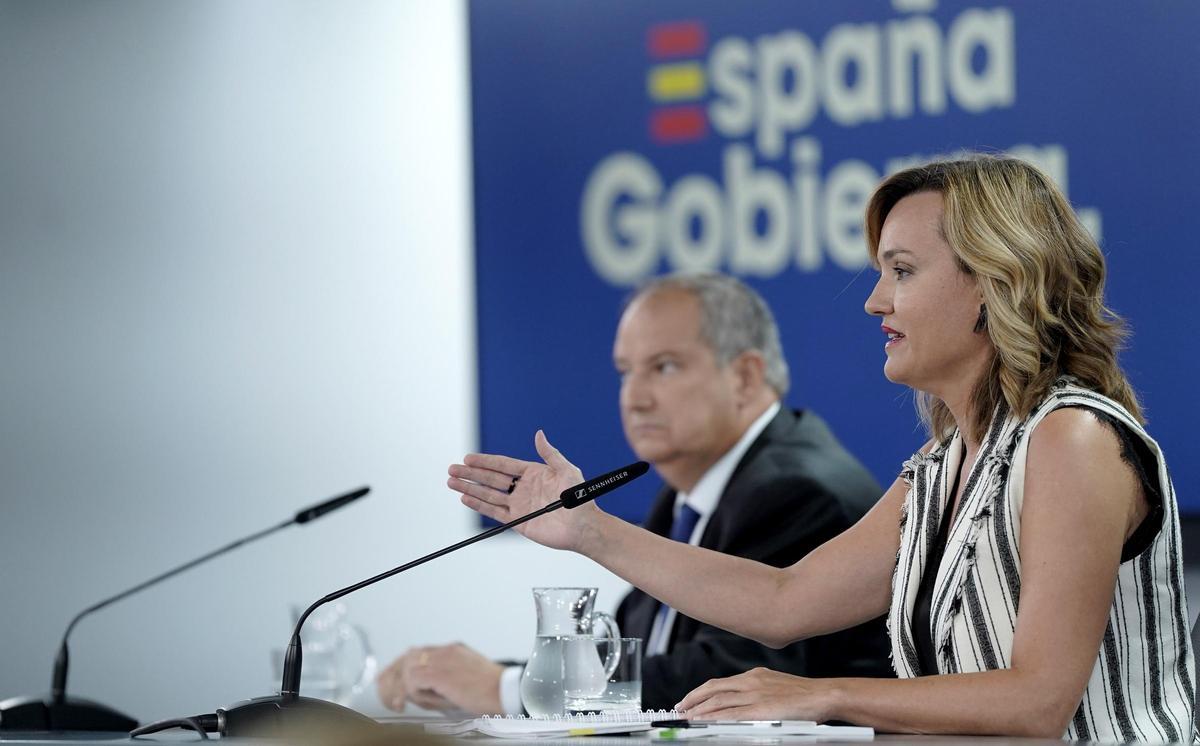 La portavoz del Gobierno, Pilar Alegría, y el ministro de Industria, Jordi Hereu, en rueda de prensa posterior al Consejo de Ministros este martes.